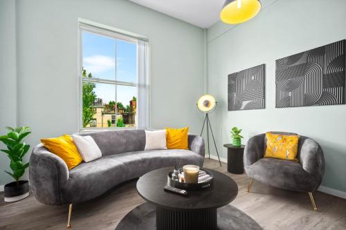 a living room with a couch and two chairs at Spacious Stylish Apartment - City Centre - Secure Parking - 1SH in Birmingham