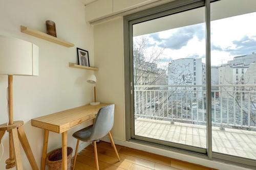Una habitación con un escritorio y una ventana grande. en Flexliving - room - Ternes, en París