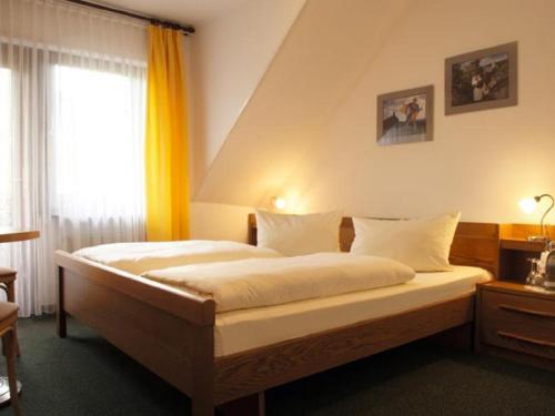 Postel nebo postele na pokoji v ubytování Moselstern Hotel Zum guten Onkel