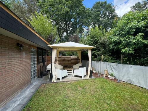 Taman di luar Vakantiehuis chaletje