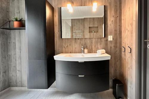 Phòng tắm tại Bay Chalet Sørvågen