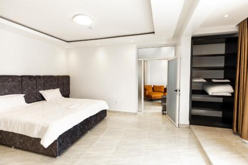 Postel nebo postele na pokoji v ubytování Laurus Apartments Kigali