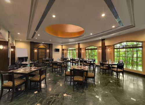 Reštaurácia alebo iné gastronomické zariadenie v ubytovaní Renest Shraddha Inn - Shirdi