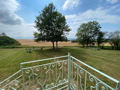 vistas al campo desde el balcón de una casa en Grande maison avec super vue, en Saint-Benin-dʼAzy