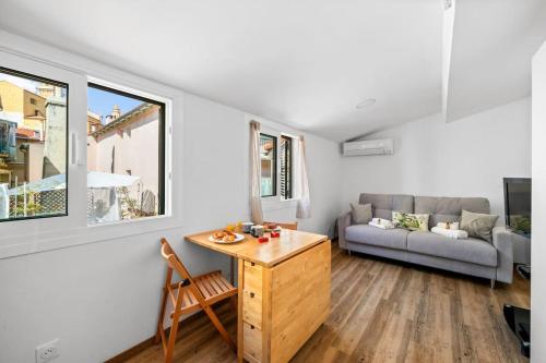 un salon avec un canapé et une table dans l'établissement CIAPETTA- Vieille Ville de Menton - Hyper Centre - Mer - Clim, à Menton