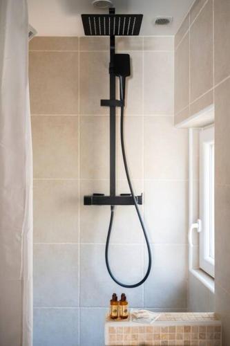 La salle de bains est pourvue d'une douche et d'un lavabo. dans l'établissement CIAPETTA- Vieille Ville de Menton - Hyper Centre - Mer - Clim, à Menton