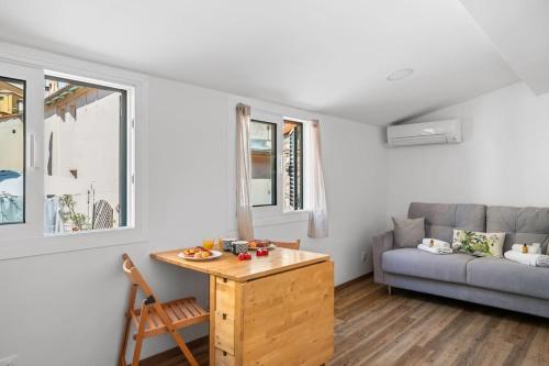 un salon avec un canapé et une table dans l'établissement CIAPETTA- Vieille Ville de Menton - Hyper Centre - Mer - Clim, à Menton