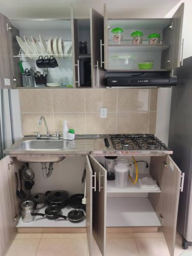 a kitchen with a sink and a stove at Apartamento frente a la montaña en Armenia Quindio - 1 Dormitorio Piso 11 in Armenia