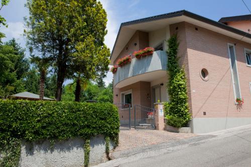 une maison avec des fleurs sur son côté dans l'établissement Casa Via Castelmonte, à Cividale del Friuli