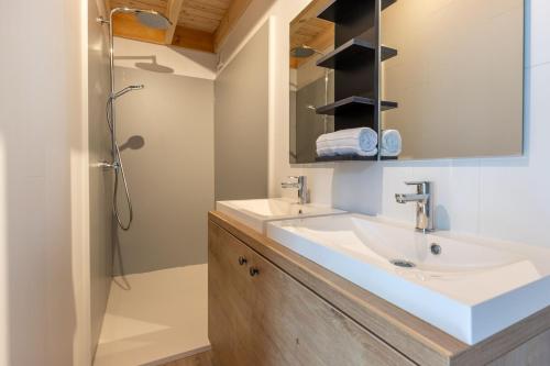 une salle de bain avec deux lavabos et une douche dans l'établissement Lodge 