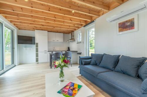 un salon avec un canapé bleu et une table dans l'établissement Lodge 