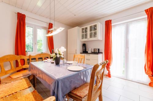 Posezení v ubytování Haus mit wunderschönem Ausblick und Garten