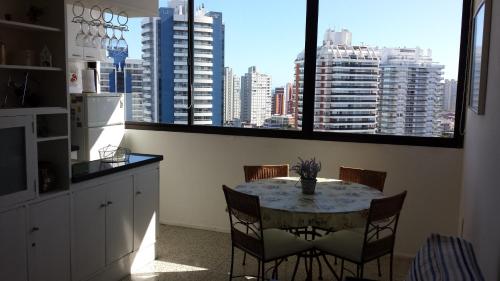 cocina con mesa y vistas a la ciudad en Luminoso Apartamento en Aidy Grill, en Punta del Este