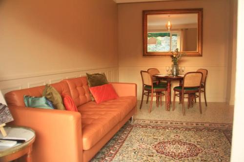 un salon avec un canapé et une table dans l'établissement Appartement Élégant avec Balcon Centre Cannes, à Cannes