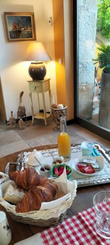 una mesa con un pavo y un plato de comida en Les Chambres d'Anna, en Royer