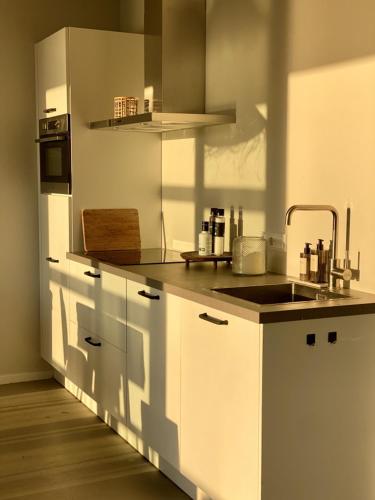 Dapur atau dapur kecil di Spacious Waterfront Family Gem