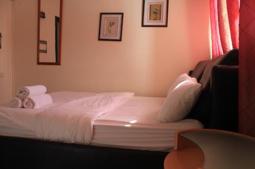 เตียงในห้องที่ Gordon Beach Apartment