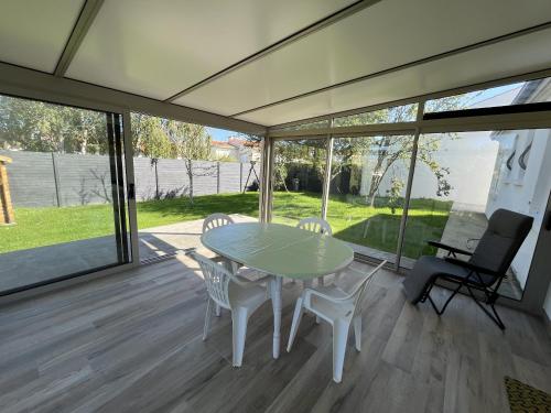 une salle à manger avec une table et des chaises dans l'établissement Le Val de Vie, à Le Fenouiller