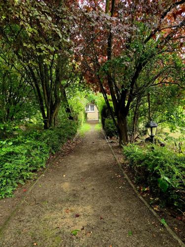 a path in a park with trees and a building at gemütliche Unterkunft II in Bretsch