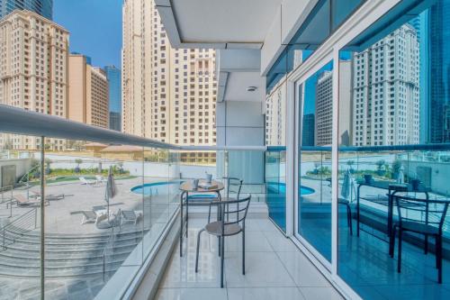 ShoresInn - Artistic Retreat in Dubai Marina