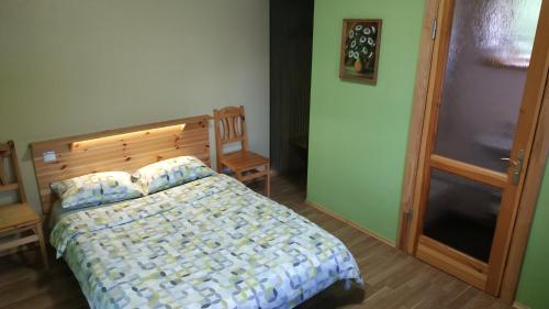 Кровать или кровати в номере Viesumāja Kuncīši Murjāņos