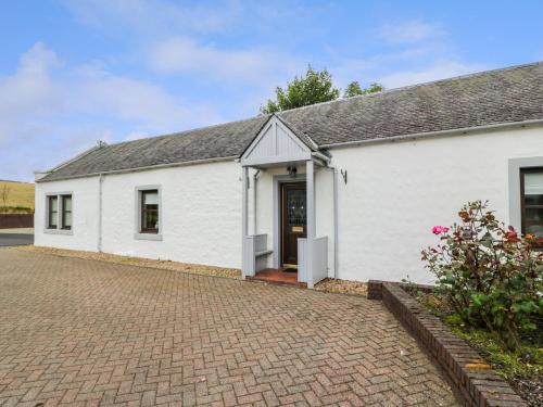 ein weißes Haus mit einer steinernen Einfahrt in der Unterkunft The Barn at Daldorch in Mauchline