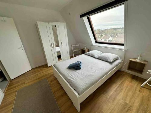 une chambre avec un lit avec une grande fenêtre dans l'établissement Bel Cabourg - Proche plage & Centre Cabourg, à Cabourg