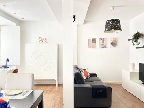 a living room with a couch and a table at PicaPau 59105AL in Lisbon