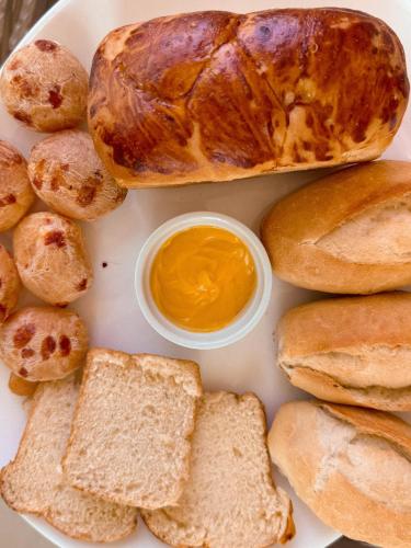 a plate with bread and a turkey and dipping sauce at Malie Hotel in Águas Belas