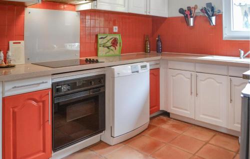 a kitchen with a stove and a dishwasher at Lovely Home In Monclar-De-Quercy in Monclar-de-Quercy