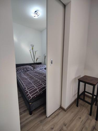 a bedroom with a bed and a table in it at Villa Krems Wachau Apartments an der historischen Stadtmauer in Krems an der Donau