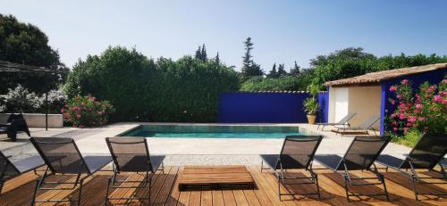 un patio avec des chaises et une piscine dans l'établissement Ritournelle en Provence 19 personnes 4 étoiles, à Pernes-les-Fontaines