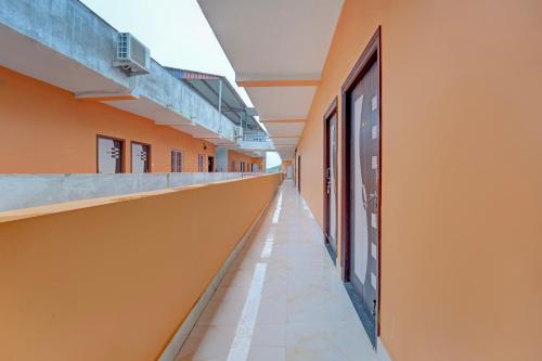 an empty corridor of a school building with orange walls at Hotel O Siddhi Vinayak Hotel & Banquets in Motīhāri