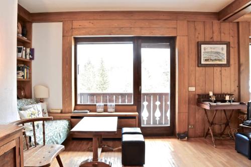 Posezení v ubytování Beautiful 3 bedroom flat in Cortina with car park