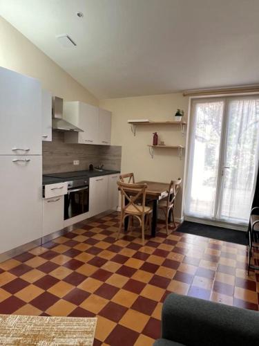 une cuisine avec une table et des chaises dans une pièce dans l'établissement Maisonnette quartier Arago, à Les Sables-dʼOlonne