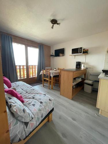 une chambre avec un lit, un bureau et une table dans l'établissement Appartement familial avec vue sur le lac 35 m², à Thollon-les-Mémises
