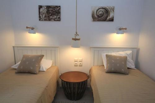 Katil atau katil-katil dalam bilik di Pi Beach house- Kea Villa Rent - Kastellakia Bay Villas
