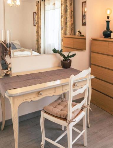 - une chambre avec un bureau et un lit dans l'établissement Villa charmante au Plan-de-la-Tour avec piscine privée, à Sainte-Maxime