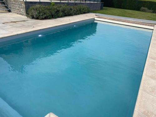 Bazén v ubytování Contemporary Villa in Wellin with Private Pool nebo v jeho okolí