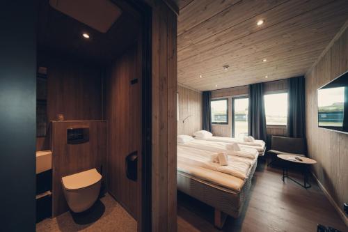 a bedroom with a large bed in a room at Spidsbergseter Resort Rondane in Venabygd