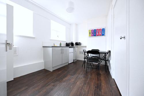 Kuchyň nebo kuchyňský kout v ubytování Peaceful and central Leicester Square Apartment