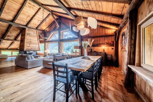 une salle à manger avec une table et des chaises en bois dans l'établissement Chalet Le Soli Morzine - by EMERALD STAY, à Morzine