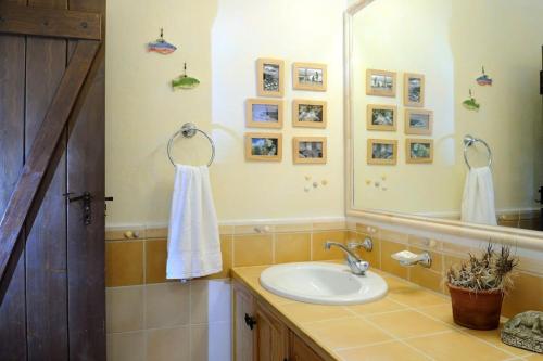 Et badeværelse på Rosemary- Kea Villa Rent - Kastellakia Bay Villas