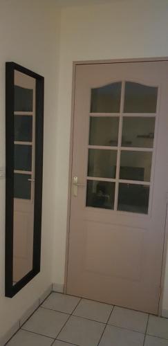 - une porte blanche avec une fenêtre dans la chambre dans l'établissement Nantes, à Rezé