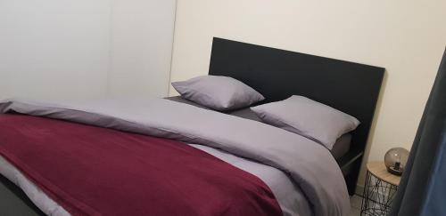 un lit avec deux oreillers dessus dans l'établissement Nantes, à Rezé