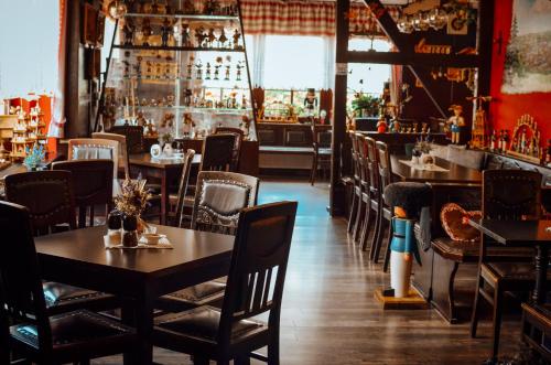 a restaurant with tables and chairs and a bar at Pension Zum Erzgebirge in Kurort Altenberg