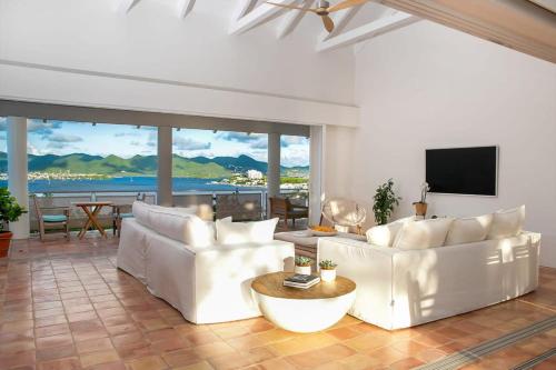 Televisyen dan/atau pusat hiburan di Luxury Water View Villa in Terres Basses with Pool