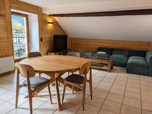 un salon avec une table en bois et un canapé dans l'établissement Beau Duplex 100m2 au cœur de Beaufort - avec vue montagnes, à Beaufort