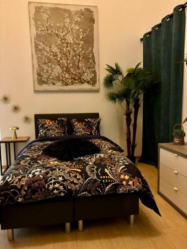 a bedroom with a bed and a painting on the wall at L'échappée Belle by J&J Durbuy Area in Clavier