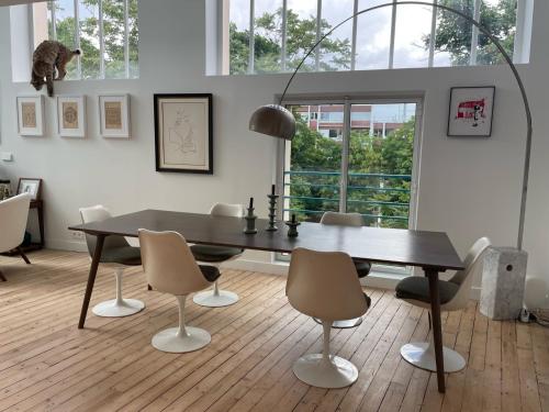 une salle à manger avec une table et des chaises dans l'établissement Atelier d'artiste, vue Tour Eiffel, à Paris